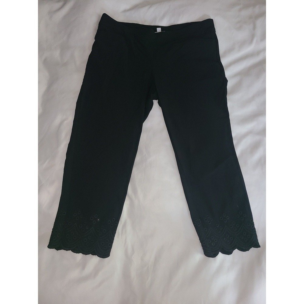 Chicos Black Eyelet Scallop Hem Cropped Pants Size 2P Petite Pull On Stretch